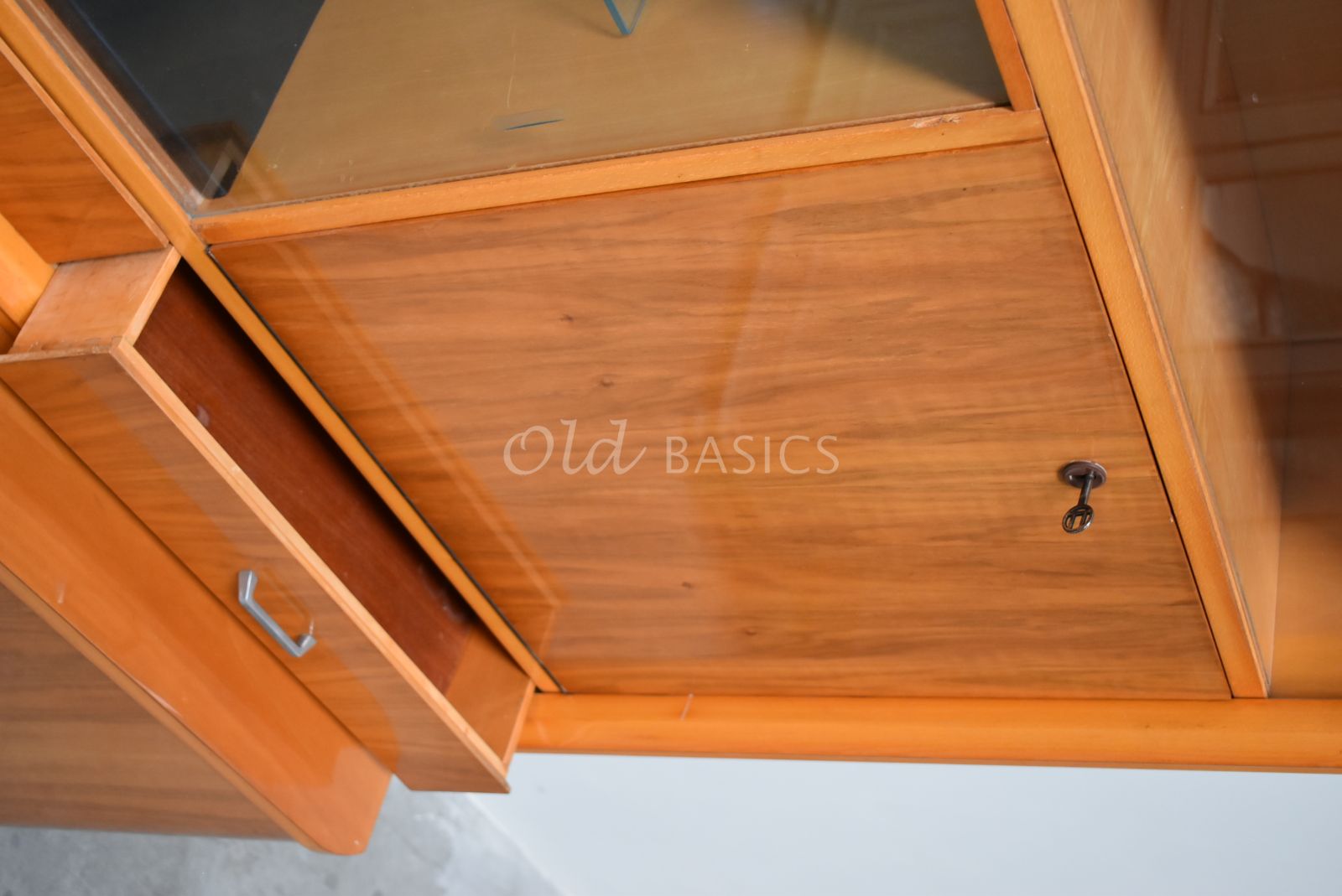 Detail van Vintage kast, bruin, cognac, materiaal hout